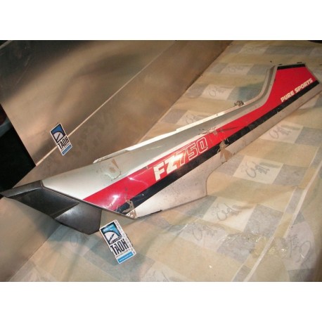 Tapa bajo asiento izquierda Yamaha FZ 750 1985