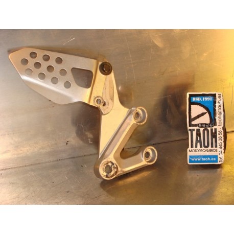 Soporte reposapies delantero derecho Suzuki GSX-R 600 2005
