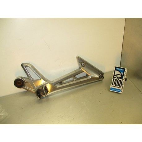 Soporte reposapie trasero derecho Yamaha FZS 1000 Fazer 2005