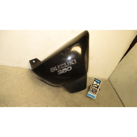 Tapa bajo asiento derecha Suzuki Marauder 250