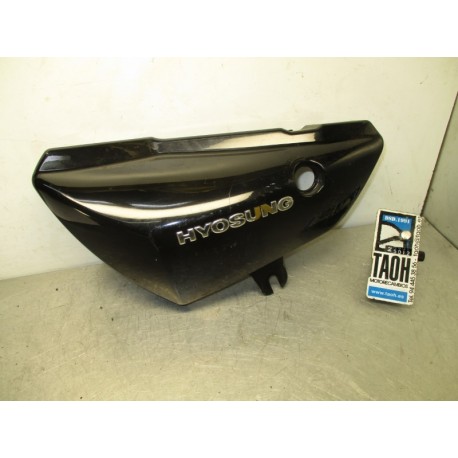 Tapa bajo asiento izquierda Hyosung Aquila 125 2010